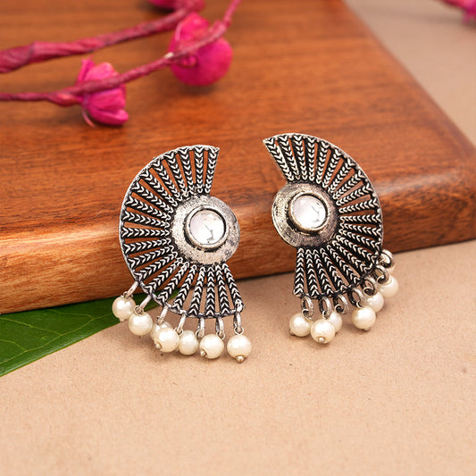 Bloom Arc pearl stud earring (White)