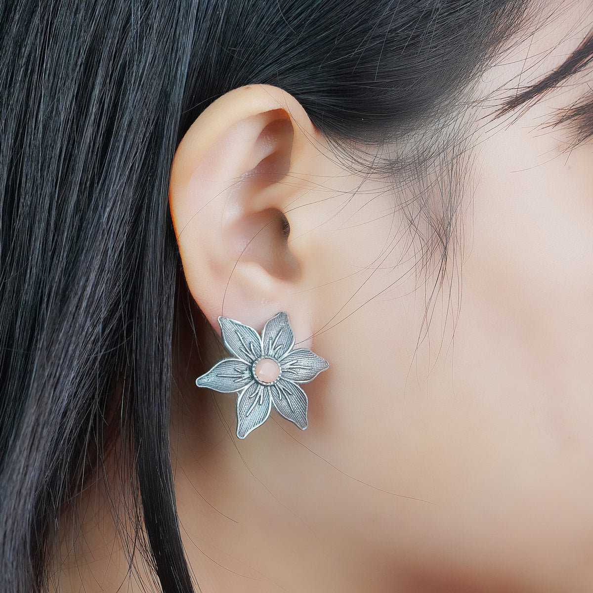 Minima-lily stud earrings (Light Orange)