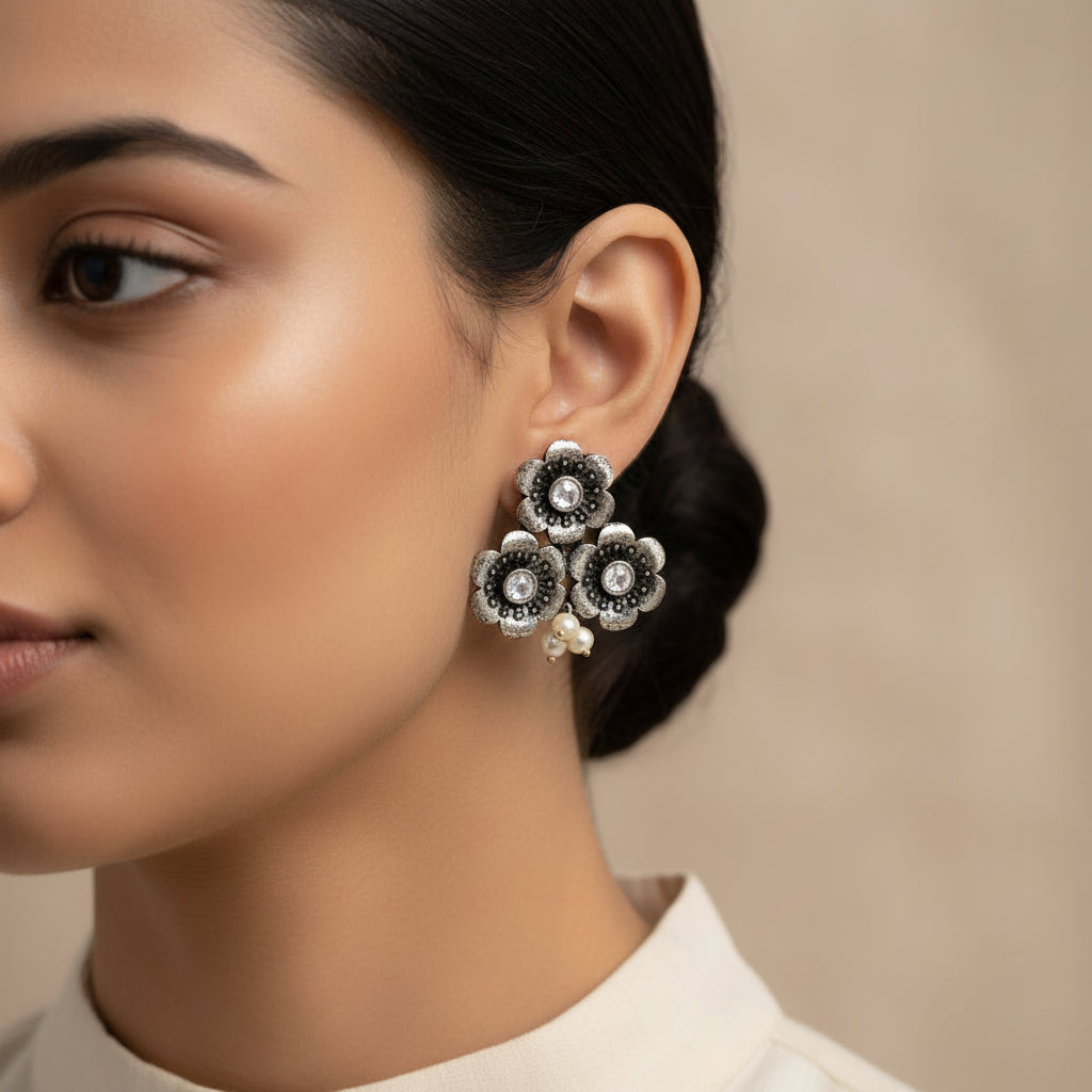 Blossom Tales stud earrings (White)