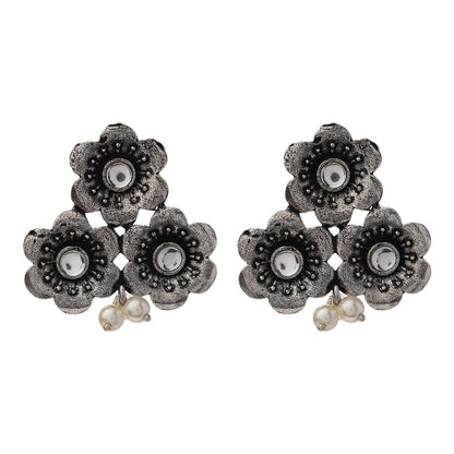 Blossom Tales stud earrings (White)