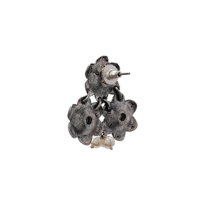 Blossom Tales stud earrings (White)