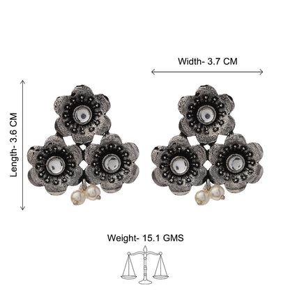 Blossom Tales stud earrings (White)