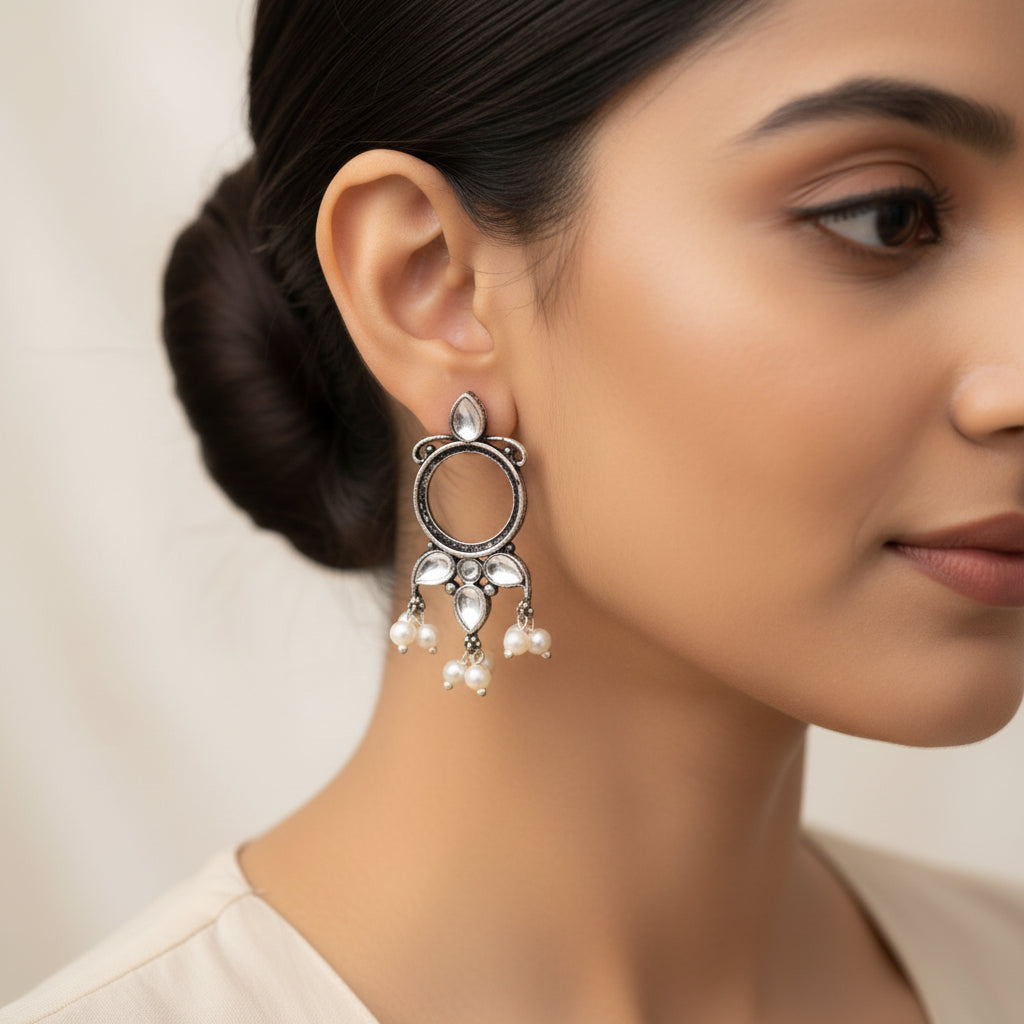 Loop dot stud earrings (White)