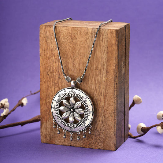 Floral frame oxidised chain neckpiece (Silver)