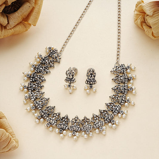 Regal silver pearl oxidised chain neckpiece (Silver)