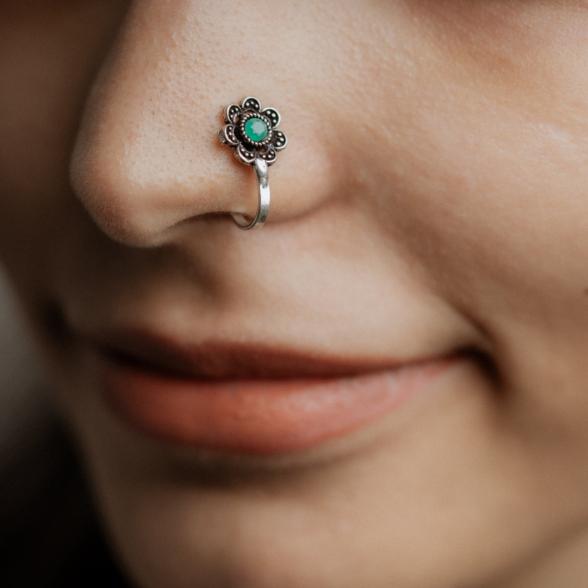 Dainty blossom oxidised nosepin (Green)