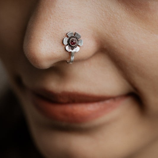 Golden petal stone studded nosepin (Red)