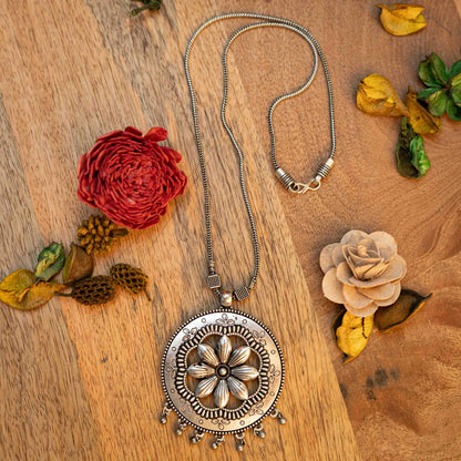 Floral frame oxidised chain neckpiece (Silver)